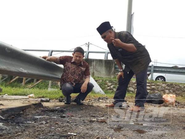 Pengerusi Majlis Pengurusan Komuniti Kampung (MPKK) Kampung Tengah, Amer Md Nor (kanan) menunjukkan kepada ADUN Klebang Gue Teck kedudukan tong sampah dan bekas kebakaran yang dilakukan oleh pencari barangan lusuh. 