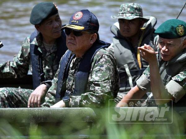Ahmad Habullah bersama Pegawai-pegawai Kanan Markas Tentera Darat mengadakan lawatan ke pos-pos hadapan. 