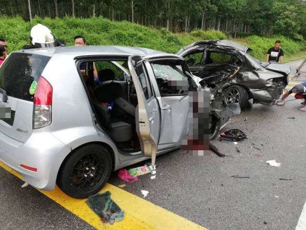Keadaan dua kenderaan yang terlibat dalam kemalangan di Jalan Mawai, Kota Tinggi. Gambar ihsan JBPM Johor 