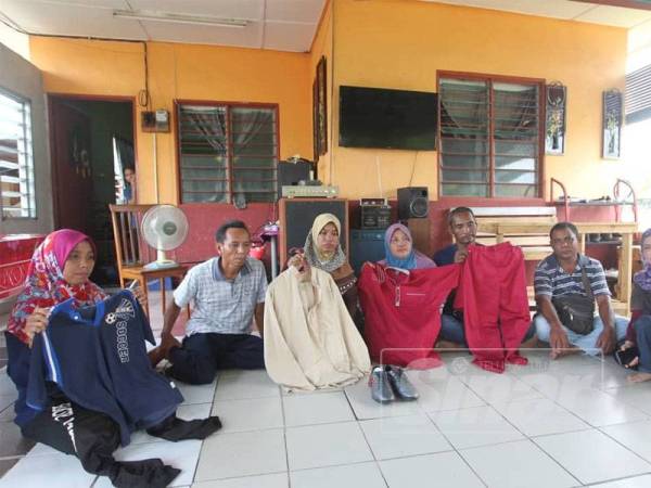 Ahli keluarga berkongsi kenangan bersama.