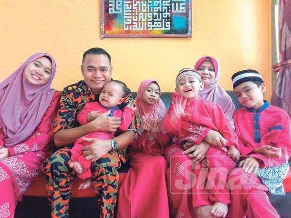 Mohd Arshad bersama isteri dan lima anak mereka.