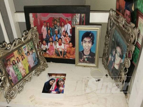 Gambar Pak Tam disusun rapi di atas rak rumah Omar di Kampung Paya Embun, Pekan Nanas.