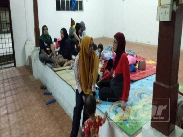 Mangsa ditempatkan sementara di Dewan Orang Ramai Kampung Kuala Dipang.