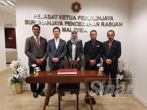 Latheefa (tengah) memulakan tugasnya sebagai Ketua Pesuruhjaya SPRM hari ini.