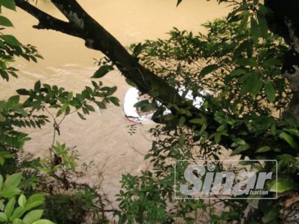 Kereta yang dipandu mangsa ditemui terjunam ke dalam sungai tersebut.