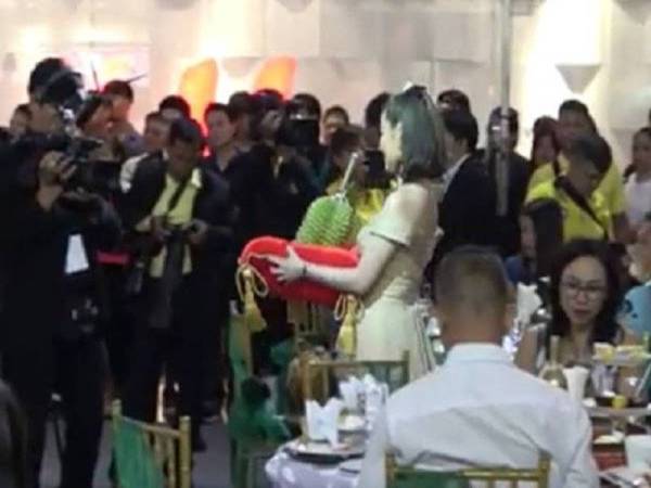 Sesi lelongan tersebut berjaya menarik minat penggemar buah durian.
