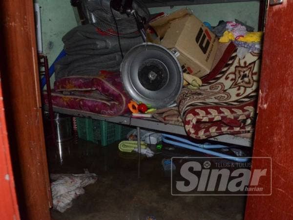 Air melimpah masuk ke rumah penduduk.