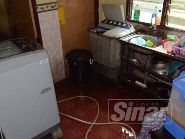 Dua rumah dimasuki air akibat hujan lebat sejak petang semalam.