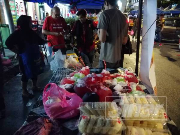 Makanan yang masih elok dikumpulkan untuk diagihkan kepada mereka yang memerlukan.