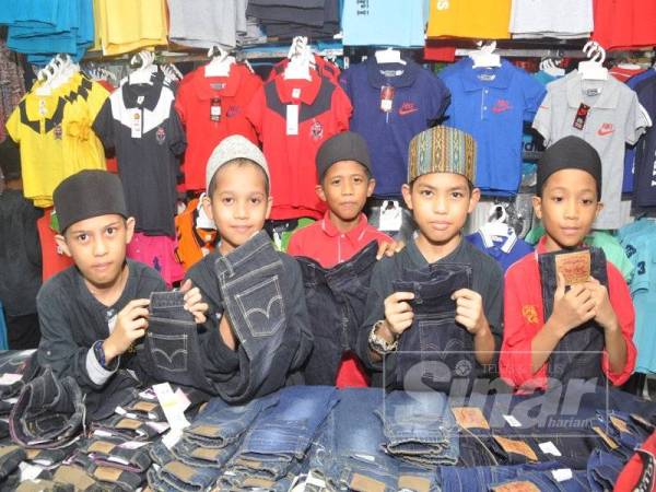 Bersama seluar jeans pilihan masing-masing. 