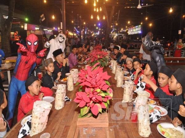  Penghuni Rumah Kasih Bestari menjamu selera sebelum dibawa membeli-belah.