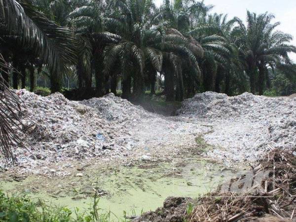 Sisa plastik yang diimport itu juga dikumpul di tepi sungai secara terbuka dan akan ditanam untuk tujuan pelupusan.