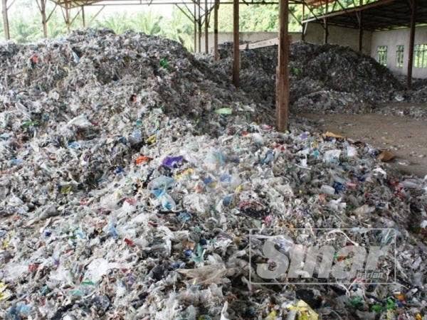 Sisa sampah dilonggok di gudang yang sudah beroperasi secara haram selama setahun.