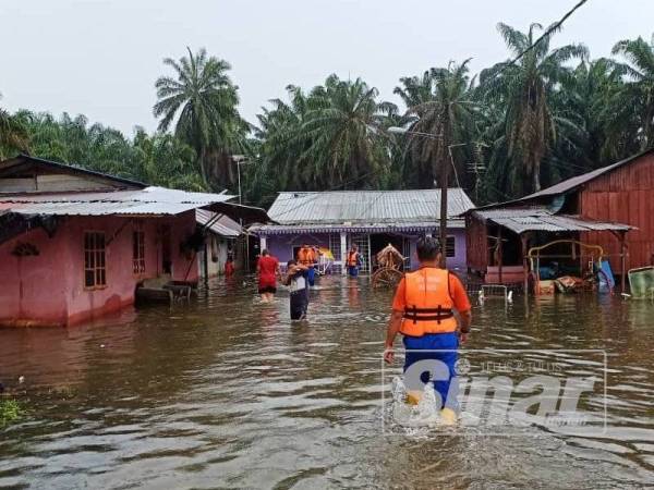 Keadaan banjir di penempatan penduduk akibat limpahan Sungai Bidor.