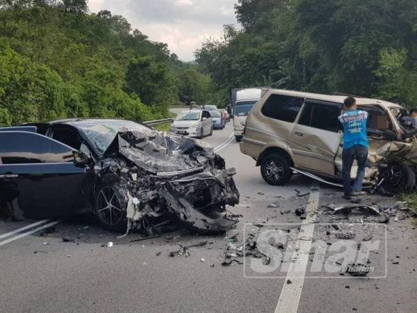 Kemalangan membabitkan dua kereta di laluan Sungai Tua - Ulu Yam.