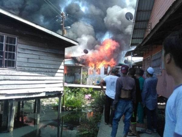 23 rumah setinggan musnah, 33 keluarga tinggal sehelai sepinggang. - Foto Bernama