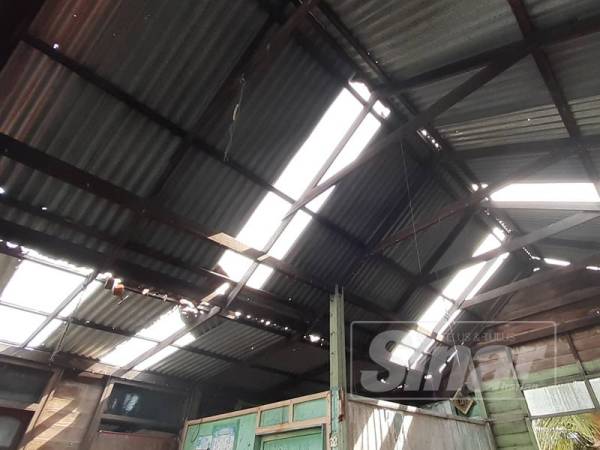 Keadaan bumbung zink yang tercabut.