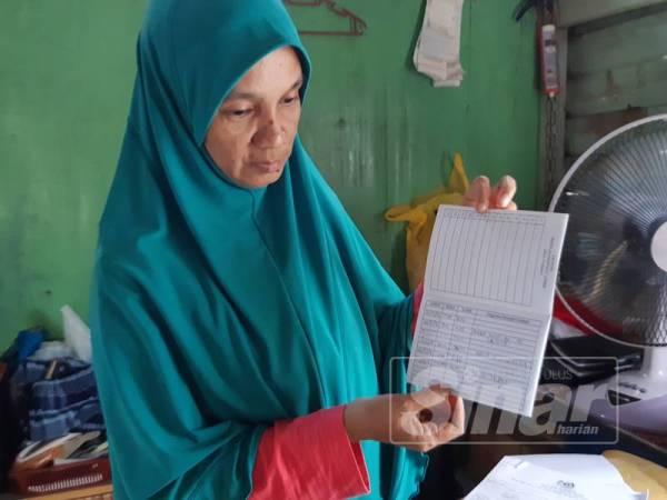 Zalifah menunjukkan rekod rawatan anak keempatnya yang menderita penyakit usus.