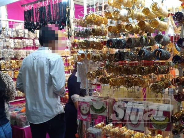 Antara PATI yang ditahan menerusi Ops Belanja di sebuah pusat beli-belah di ibu negara, semalam.