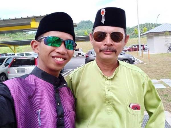 
Syawal (kiri) bersama rakannya.