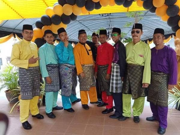 Syawal bergambar kenangan dengan keluarganya.