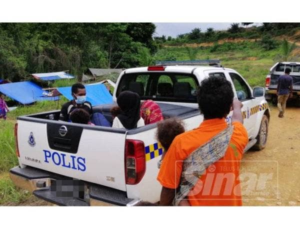 Sebahagian penduduk orang asli Kampung Kuala Koh dibawa keluar untuk mendapatkan rawatan di Gua Musang, semalam.
