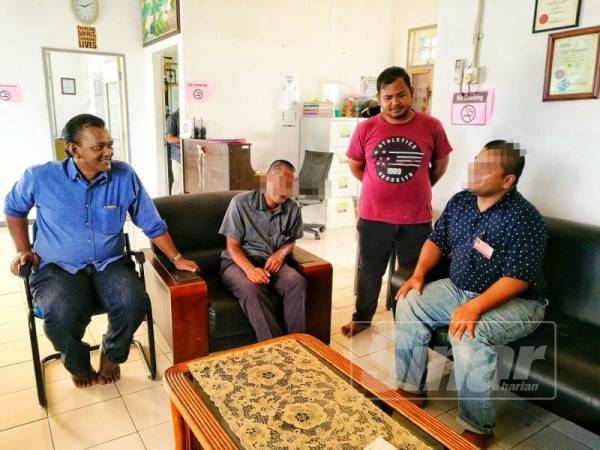 Salehuddin (kiri) dan sukarelawan,Mohd Hafifi Yazid berkongsi cerita bersama dua penghuni Casa Villa.