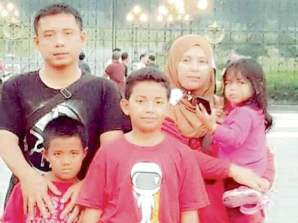 Gambar kenangan Khairul Azmir dan anak-anaknya bersama arwah Musliha.