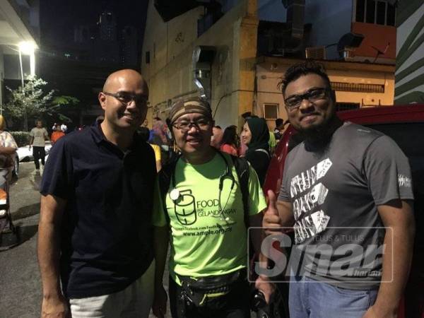 Pakar perubatan keluarga Dr Raja Ahmad Shaharul Raja Abdul (tengah) ditemani teman-teman seperjuangan ketika membantu golongan gelandangan di sekitar Kuala Lumpur.