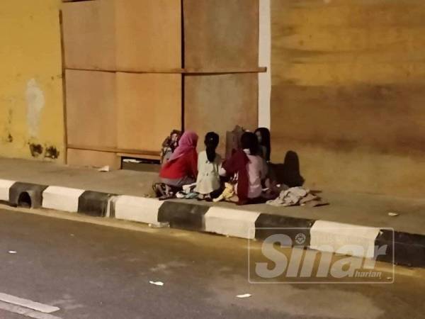 Anak-anak gelandangan yang bermain bersama-sama kawan-kawan.