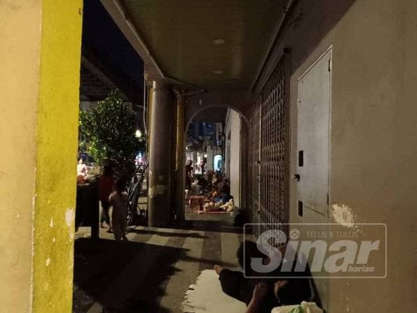 Tempat berteduh bagi golongan gelandangan.