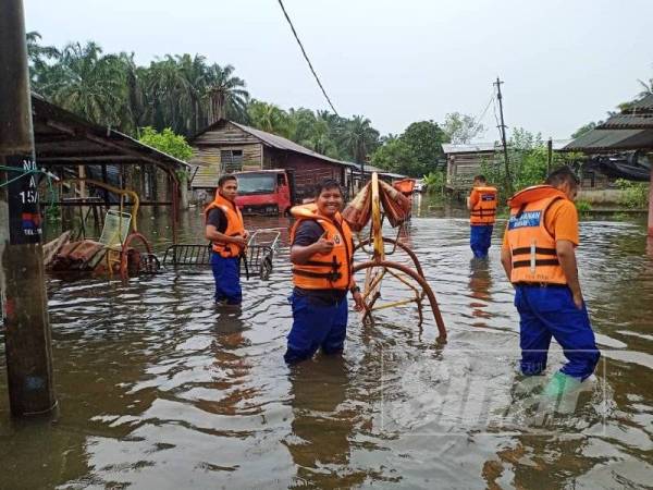 Anggota APM membantu pemindahan mangsa banjir berjalan lancar.