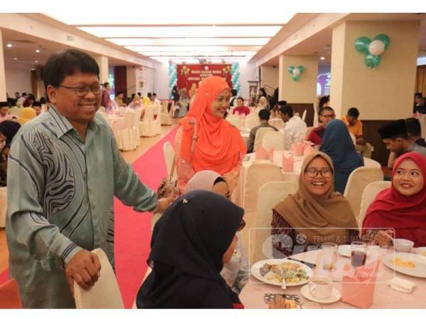 Asmuni pada majlis Ramah Mesra Aidilfitri bersama Mahasiswa Perak semalam. 