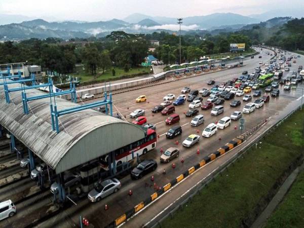 Pemandangan udara di sekitar Plaza Tol Gombak menunjukkan warga kota mula pulang secara berperingkat dengan kenderaan memenuhi lebuhraya ke arah pusat bandar berbanding ke arah Pantai Timur pada hari keempat sambutan Hari Raya Aidilfitri ketika tinjauan fotoBernama, semalam. - Foto Bernama