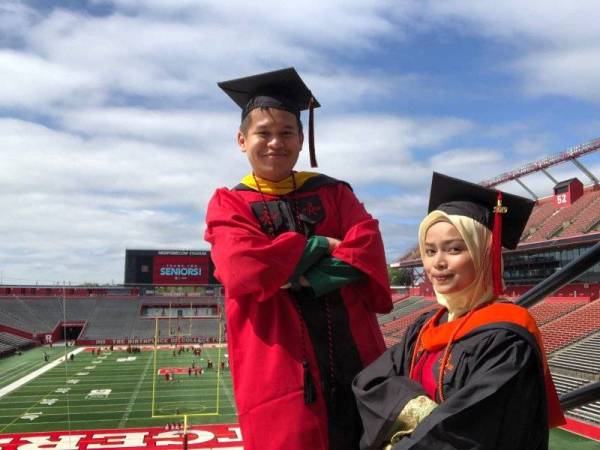 Suhail dan Nurul Jannah berjaya menamatkan pengajian bersama-sama. 