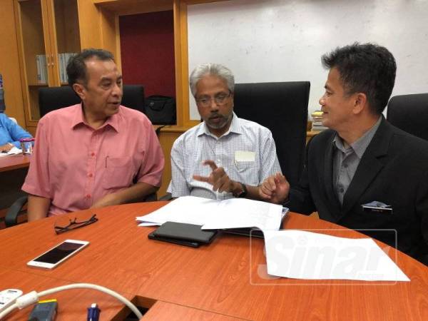 Waytha Moorthy (tengah) berbincang dengan Husam (kiri) dan Dr Zaini (kanan) selepas Taklimat bersama Pengarah dan Kakitangan Jabatan Kesihatan di Pejabat Kawalan Penyakit Jabatan Kesihatan Kelantan hari ini.