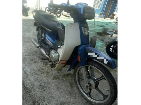 Motosikal Honda EX5 yang dirampas bersama suspek yang ditahan di kawasan Jalan Persiaran Surian, Pelangi Damansara, di sini, kelmarin.
