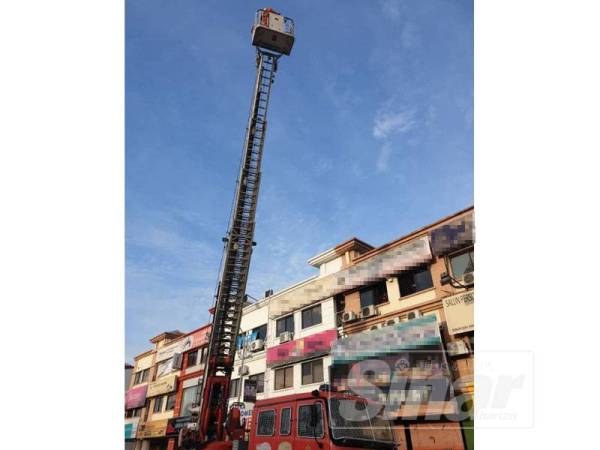 Anggota Bomba sedang menjalankan kerja-kerja pemadaman di lokasi kejadian.