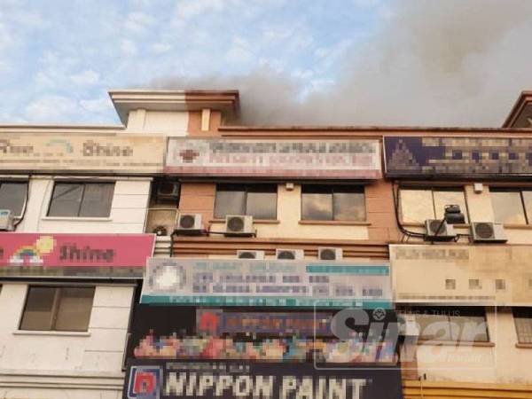 Bumbung rumah kedai di Klang terbakar