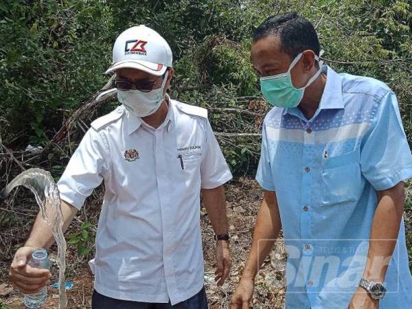 Zulpuri mengambil sampel air di kawasan penempatan baharu orang asli.