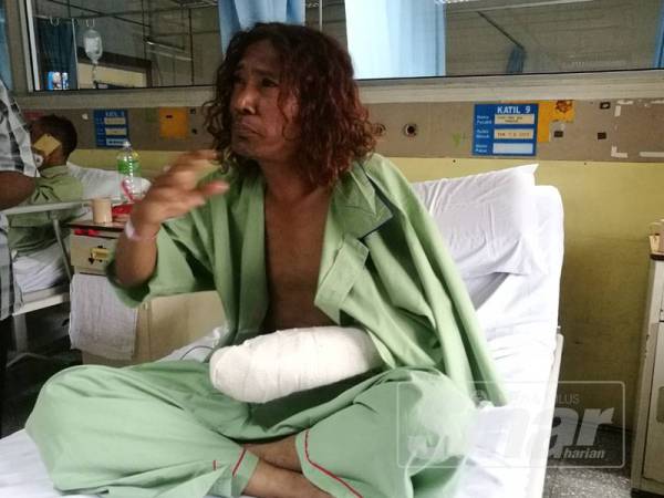 To'ki cedera di tangan kirinya selepas ditikam salah seorang lelaki yang dipercayai cuba menyerangnya di Taman Daya Kepong, Kuala Lumpur, semalam.
