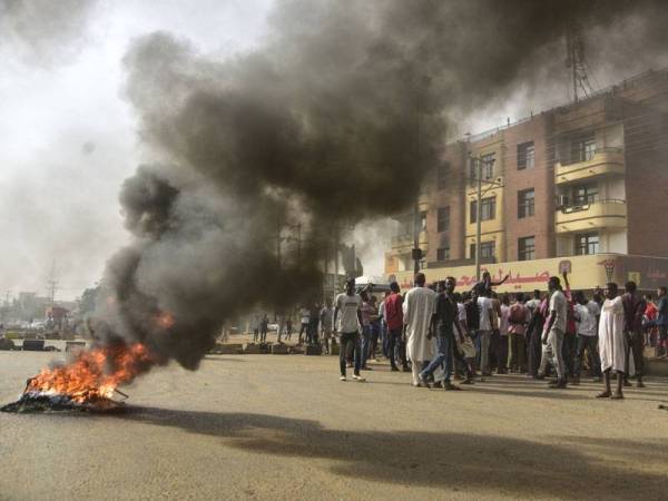Kumpulan protes menuntut tentera menyerahkan kuasa kepada pemerintahan awam.