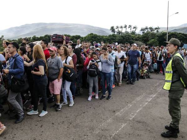 Lebih 300,000 penduduk Venezuela memasuki sempadan Colombia. 