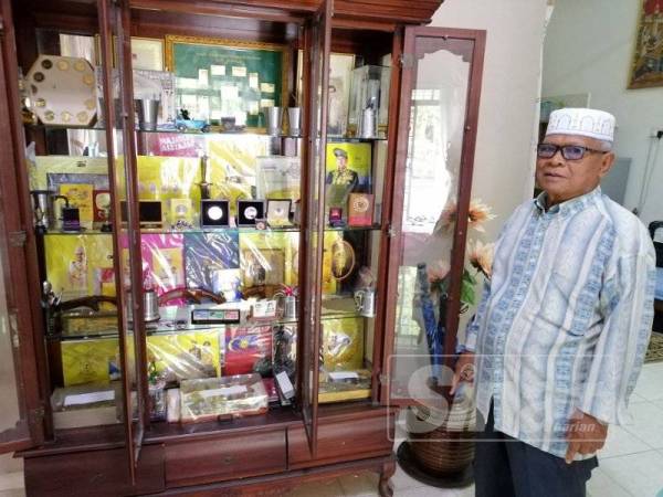 Mad Esa menunjukkan koleksi setem yang mahu dibeli dengan harga RM250,000.