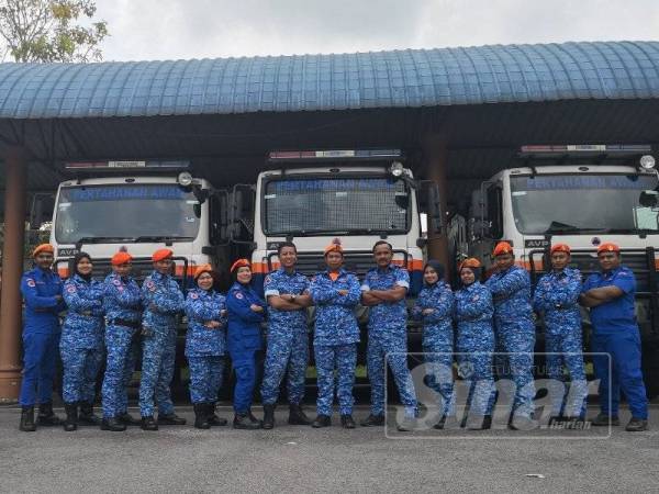 Pakaian seragam APM menjadi baju raya mereka di pagi Syawal.