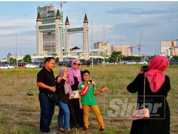 Pemandangan kawasan jambatan angkat ini menjadi lokasi pilihan untuk mengabadikan gambar potret keluarga.