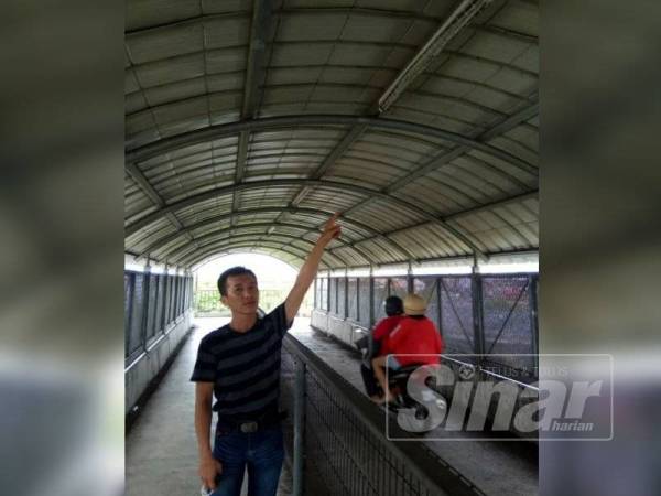 Kim Lee menunjukkan lampu jejantas yang tidak diselenggara.