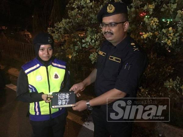 Muhammad Firdaus menunjukkan salah satu nombor pendaftaran kenderaan tidak mengikut spesifikasi dalam Operasi Bersepadu Khas Motosikal sempena Hari Raya Aidilfitri (HRA) 2019, malam tadi. 