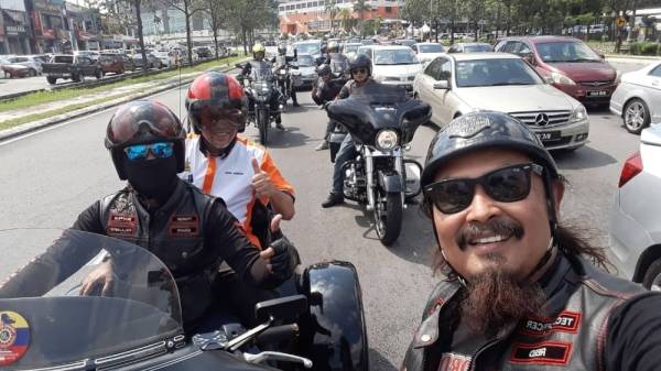 
Peserta konvoi sempat merakam swafoto ketika dalam perjalanan ke Bangi.