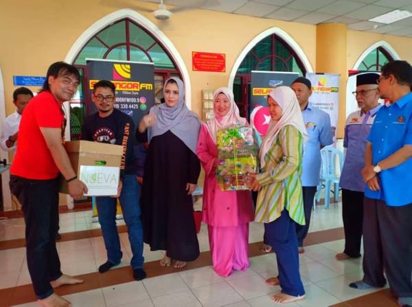 
PARA peserta menyampaikan sumbangan berupa barangan dapur kepada asnaf di Masjid At Taqwa, Kampung Bukit Kapar, Klang baru-baru ini.